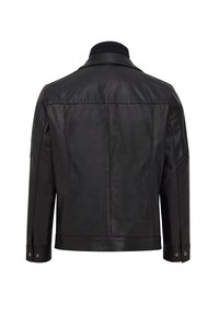 Zwarte leren jas met een gladde textuur, gestructureerde schouders en een mandarin kraag. Kenmerken zijn drukknopen op de mouwen en een minimalistisch ontwerp.