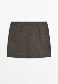 Mørkegrå mini nederdel med fiskebenmønster og lige snit, med subtile lodrette syninger, lagt fladt på en hvid baggrund.