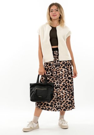 Fleeceweste in Creme, braunes bauchfreies Top, Leopardenmuster-Rock, schwarze strukturierte Handtasche und weiße Sneakers mit beigen Akzenten.