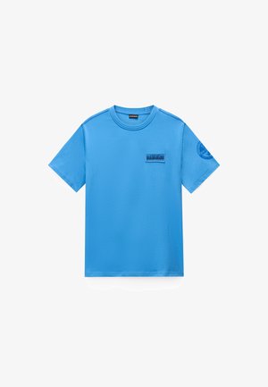 T-shirt bleu à manches courtes avec col rond, avec une petite pièce rectangulaire sur la poitrine gauche et un logo circulaire sur la manche droite.