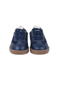 Sneaker navy realizzati in pelle e suede, con punta rotonda, suola in gomma a contrasto e dettagli testurizzati sui lati e sulla linguetta.