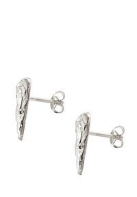 Silverörhängen med en organisk, strukturerad design. Varje örhänge har en polerad yta och en spetsig topp för en elegant look.