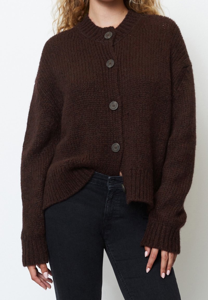 Cardigan marron en tricot avec un col montant, comportant cinq gros boutons sur le devant, des poignets côtelés et un ourlet décontracté.