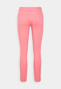 Jeans ajustados en un vibrante color rosa, hechos de tela elástica. Presentan una cintura alta, dos bolsillos traseros con detalles de costura y una textura suave.