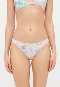Costum de baie inferior floral de culoare albastră deschisă, prezentând frunze și flori în culori pastelate, textură netedă și design cu talie joasă.