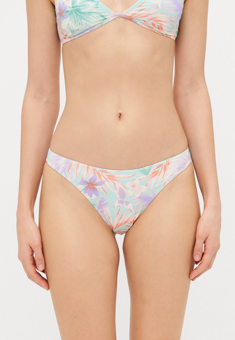 Costum de baie inferior floral de culoare albastră deschisă, prezentând frunze și flori în culori pastelate, textură netedă și design cu talie joasă.