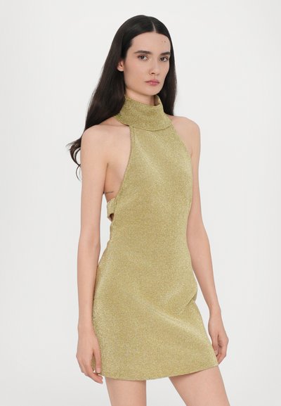 Halter neck mini kjole i gyldent metallisk stof. Har ærmeløst design, tætsiddende silhuet og skinnende tekstur med sideskæringer.