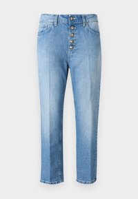 Jeans de tiro alto de color azul claro con cinco botones decorativos de metal y bolsillos frontales, mostrando un corte recto sobre un fondo blanco.