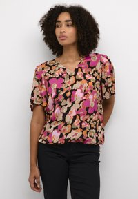 Blusa a maniche corte con un vivace motivo floreale che presenta tonalità di rosa, arancione e beige su uno sfondo nero. Design a scollo a V, tessuto leggero.