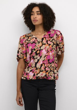 Kurzärmelige Bluse mit einem lebhaften Blumenmuster in Pink, Orange und Beige auf schwarzem Hintergrund. V-Ausschnitt-Design, leichte Stoffqualität.