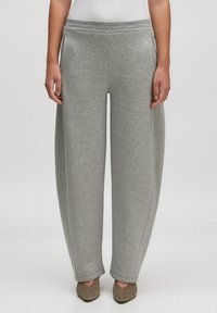 Grijze wijde sweatpants gemaakt van zachte stof met zijvakken, een elastische tailleband en een soepele textuur, geschikt voor casual wear.