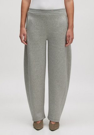Grijze wijde sweatpants gemaakt van zachte stof met zijvakken, een elastische tailleband en een soepele textuur, geschikt voor casual wear.