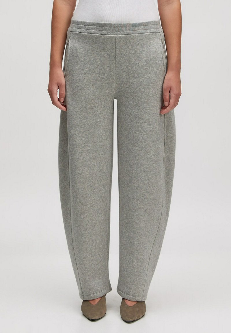 Grijze wijde sweatpants gemaakt van zachte stof met zijvakken, een elastische tailleband en een soepele textuur, geschikt voor casual wear.