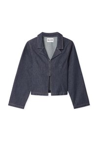 Gekürzte marineblaue Jacke mit weißen Nadelstreifen, schmalem Kragen und Frontreißverschluss. Strukturierter Stoff mit sichtbaren Nähdetails.