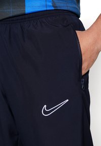 Nike Performance NIKE ACADEMY23 TRACK PANTS - Træningsbukser - obsidian/obsidian/white