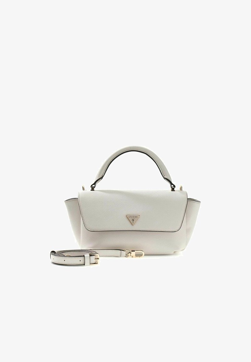 Sac à main Guess en cuir blanc avec poignée supérieure, bandoulière amovible et logo triangulaire sur le rabat avant.