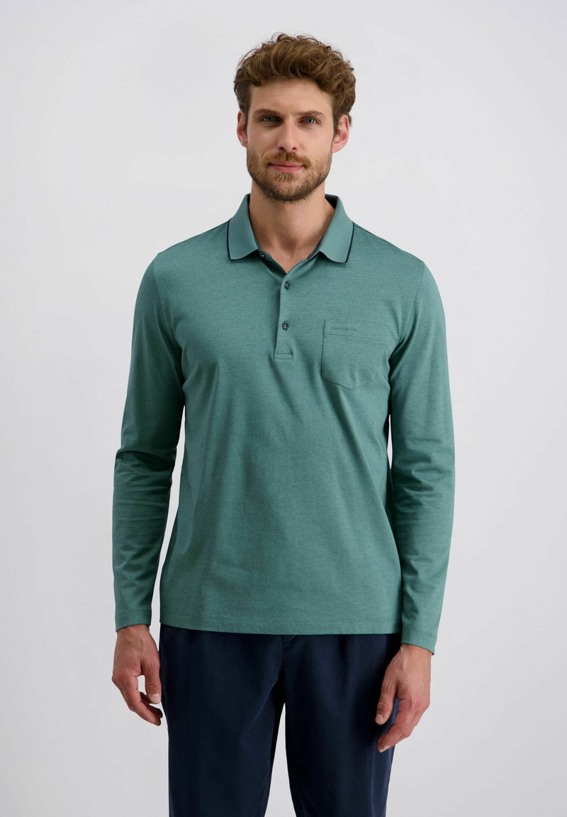 Langarm-Polohemd aus einem tealgrünen Baumwollmix, mit einem Kragen mit kontrastierendem Besatz und einer Brusttasche für Details.