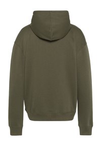 Hoodie vert olive avec capuche, coupe ample, poignets et ourlet côtelés. Fabriqué en tissu doux avec une finition texturée ; détails minimaux.