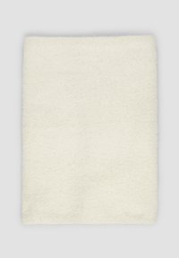 Witte rechthoekige handdoek met een zachte, pluizige textuur. De randen zijn netjes afgewerkt en het oppervlak is voornamelijk glad met lichte variaties.