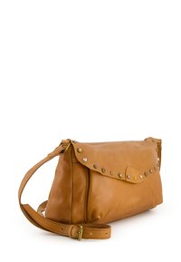Sac à main en cuir tan avec un rabat replié, des accents cloutés et une bandoulière amovible. Texture lisse, forme rectangulaire et quincaillerie dorée.