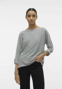 Grå, let sweater med løs pasform, bred halsudskæring og trekvartærmer, der har rullede manchetter og en glat tekstur.