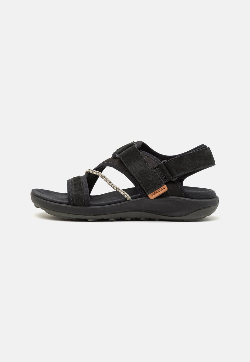 Sorte semskede sandaler med justerbare stropper, en teksturert såle og en dekorativ flettet detalj over fronten.