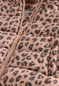 Unselected, brown