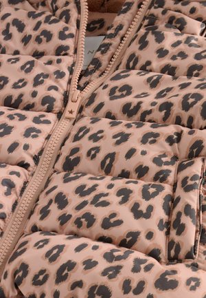 Vadderad jacka i en ljusrosa nyans med leopardmönster. Har en framsida med dragkedja och strukturerad tyg med sömmar.
