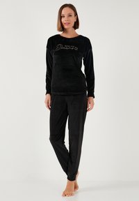 Unselected, black