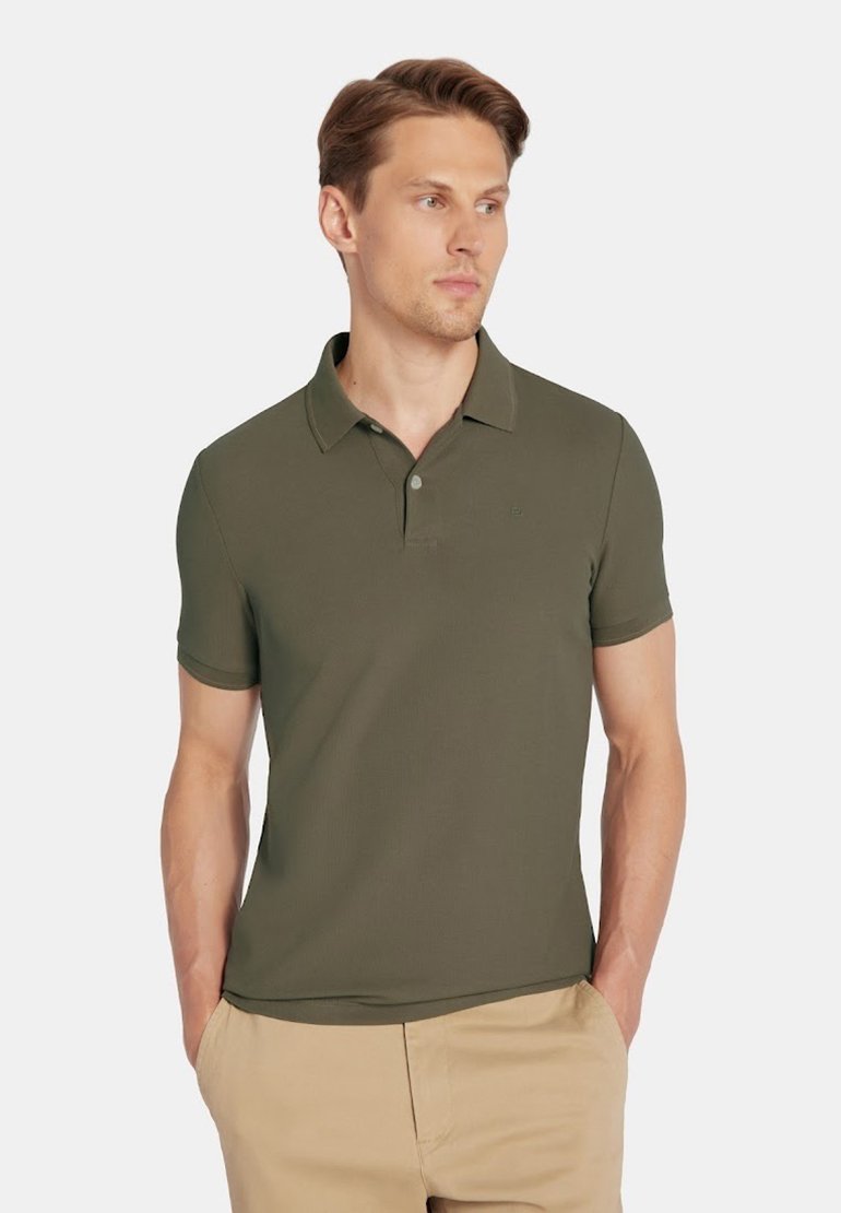 Ciemnooliwkowa koszulka polo z teksturowanej bawełny, z klasycznym kołnierzykiem, krótkimi rękawami i subtelnym logo na piersi.