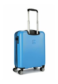 Harde koffer in helderblauw, met een tekstuur oppervlak, telescopische handgreep en 4 multidirectionele wielen voor gemakkelijke mobiliteit.