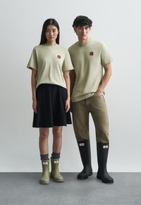 Maison Kitsuné HUNTER FOX HEAD TEE UNISEX - Základné tričko - stone beige