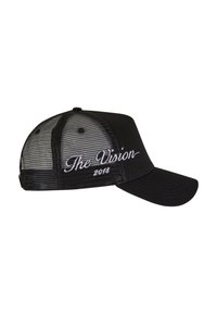 Sort baseball cap med mesh ryg, der har hvid broderet tekst "The Vision 2018" på siden. Bøjet skygge og justerbar rem.