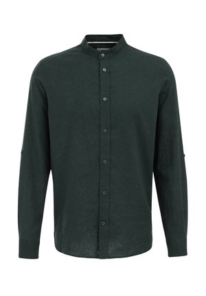 Camisa de manga larga verde oscuro con cuello alto, cierre de botones y tela suave y texturizada. Presenta mangas enrolladas con detalles de botón.