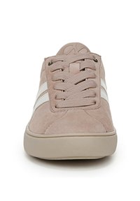 Sneaker in suede rosa chiaro con strisce bianche ai lati, punta tonda e suola in gomma piatta. Caratterizzate da chiusura con lacci e occhielli metallici.