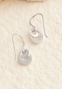 Silberne Ohrhänger mit Schichten aus abstrakten Formen. Jeder Ohrring hat eine polierte, glatte Oberfläche und einen Hakenverschluss. Mit "925" punziert.