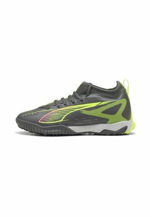 Des chaussures de sport avec une tige grise ornée d'accents jaune et rose, un motif texturé et une semelle noire robuste pour une meilleure traction.