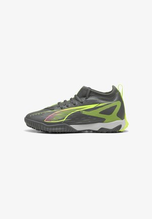Des chaussures de sport avec une tige grise ornée d'accents jaune et rose, un motif texturé et une semelle noire robuste pour une meilleure traction.