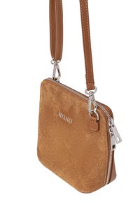 Brązowa zamszowa torba na ramię z srebrnym zamkiem błyskawicznym, logo i regulowanymi paskami. Cechuje się gładką fakturą i minimalistycznym designem.