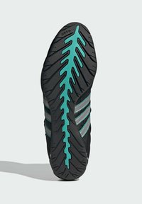 Čierna atletická podrážka s hrubým gumovým dezénom, tyrkysovými akcentmi a tromi sivými pruhmi na boku. Textúrovaný povrch pre lepšiu priľnavosť.