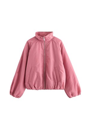 Giacca rosa con zip, collo alto, maniche lunghe a palloncino, tasche frontali e vita elasticizzata su sfondo bianco.