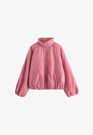Giacca rosa con zip, collo alto, maniche lunghe a palloncino, tasche frontali e vita elasticizzata su sfondo bianco.