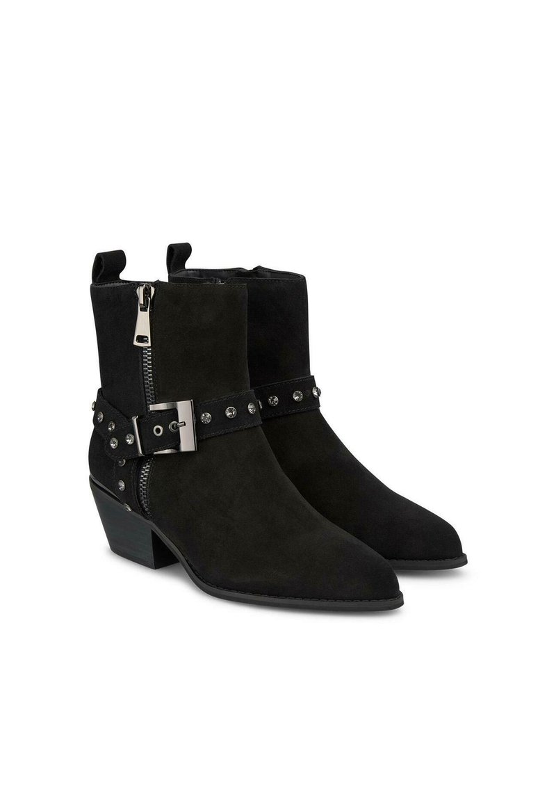 Stivaletti neri in suede con punta appuntita, dettaglio con zip, borchie decorative in argento e tacco a blocco. Presenta un accento con cinturino e fibbia.