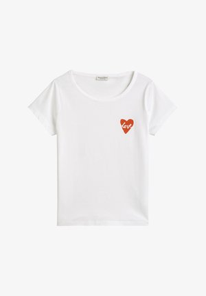 Weißes Baumwoll-T-Shirt mit rundem Halsausschnitt, kurzen Ärmeln und einem roten Herzdesign, das das Wort "love" in weißer Schrift zeigt.
