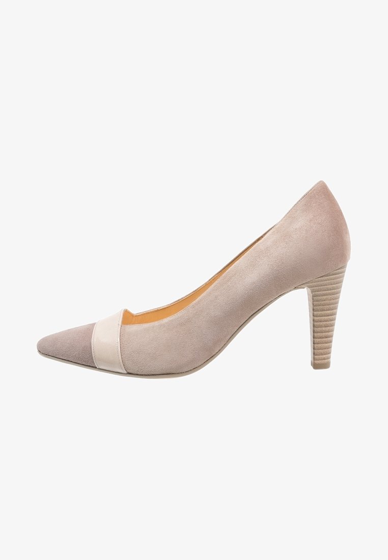 Beige ruskind pumps med spids tå og et kontrastfarvet cremefarvet bånd hen over forsiden. Har en struktureret, stablet hæl.