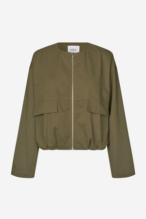 Chaqueta recortada de color verde oliva hecha de una tela ligera. Cuenta con una cremallera frontal, dos bolsillos en el pecho y un dobladillo elástico.