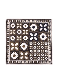 Foulard à motif carré en marron, blanc et marine, présentant des designs géométriques avec des motifs variés bordés d'une décoration.