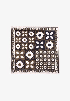 Bufanda de estampado cuadrado en marrón, blanco y azul marino, con diseños geométricos de diferentes motivos bordeados por un trim decorativo.