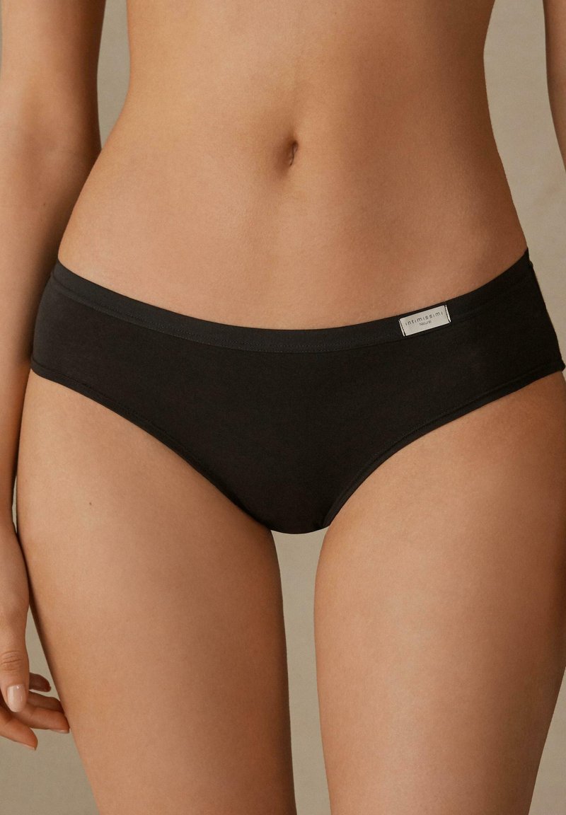 Zwarte katoenen hipsteronderbroek met een soepele textuur en een middelhoge tailleband. Voorzien van een klein merketiket aan de zijkant.