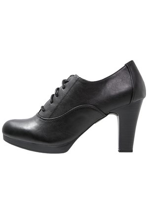 Chaussure à talon haut en cuir noir avec bout rond, avant à lacets, finition texturée et talon bloc solide pour plus de hauteur et de stabilité.